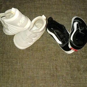2 pairs of infant shoes